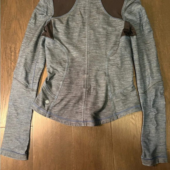 Lululemon Forme Jacket
Reversible Slub Denim Limitless Blue / Black - Picture 8 of 9